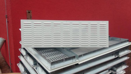 100 kusů mřížka vetraci na fasadu bila hlinikova s ramem a sitovinou 850_250 mm